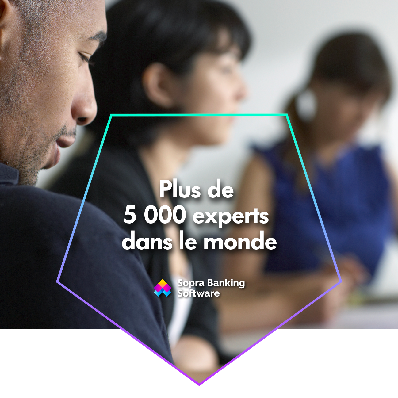 des personnes floues en fond et un pentagone dans lequel est écrit